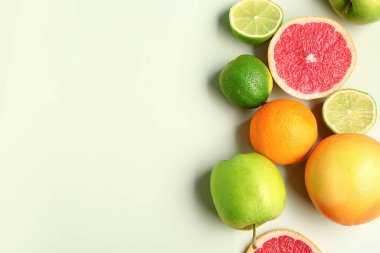 Yeşil arka planda farklı taze meyveler