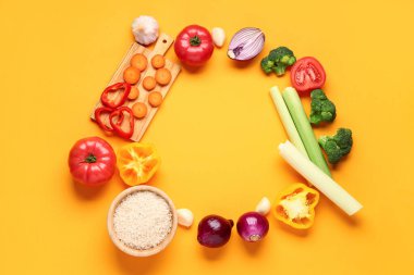 Turuncu arka planda farklı taze sebzelerden yapılmış çerçeve