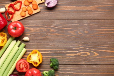 Ahşap arka planda farklı taze sebzeler