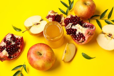Olgun meyveli kompozisyon ve sarı arka planda bal. Rosh hashanah (Yahudi Yeni Yılı) kutlaması