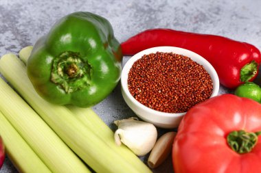 Mavi arka planda farklı taze sebzeler ve tahıllar.