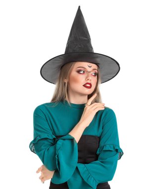 Beyaz arka planda güzel genç cadı