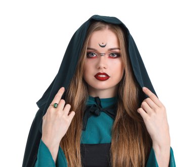 Beyaz arka planda güzel genç cadı