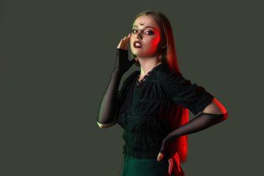 Karanlık arka planda güzel genç cadı