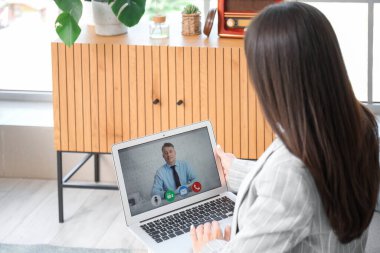 Evde iş görüşmesi yapan güzel bir kadın.