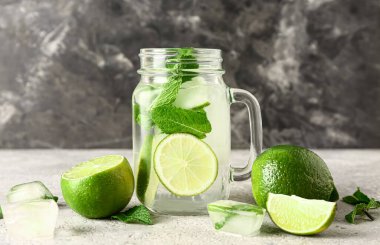 Mason kavanozu soğuk mojito, limon ve nane.