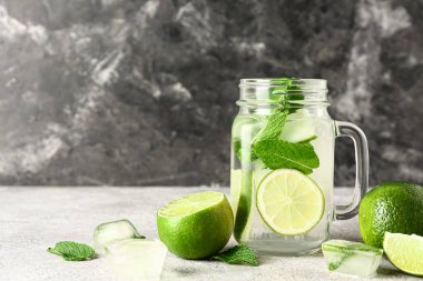 Mason kavanozu soğuk mojito, limon ve nane.