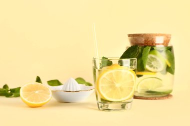 Bir bardak soğuk mojito ve meyve sıkacağı.