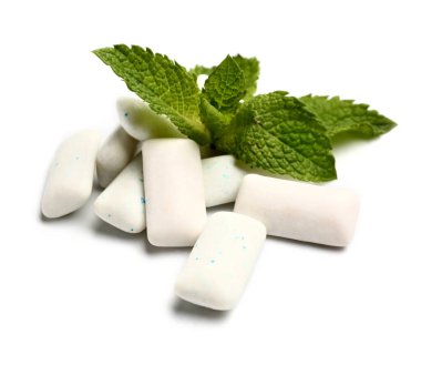 Beyaz arka planda nane şekerli bir yığın taze diş eti.