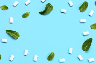 Mavi arka planda naneli taze diş etlerinden yapılmış çerçeve.