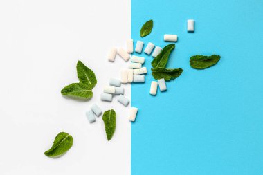 Renkli arkaplanda naneli taze sakız.