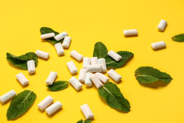 Sarı zemin üzerinde nane şekeri olan taze sakızlar.