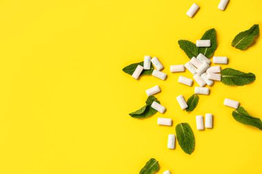 Sarı zemin üzerinde nane şekeri olan taze sakızlar.