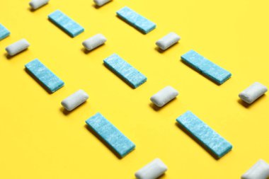 Sarı arka planda yeni çiğnenmiş diş etleri