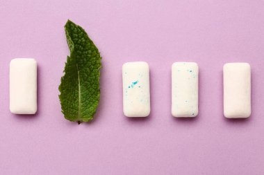 Leylak arkaplanda nane aromalı taze diş etleri.