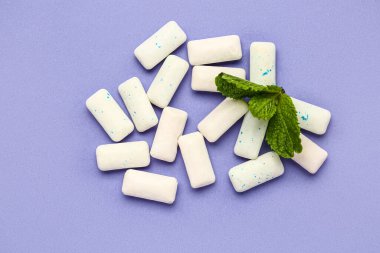 Leylak arkaplanda nane aromalı taze diş etleri.