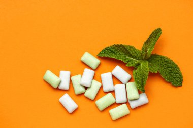 Turuncu arka planda naneli taze sakız.