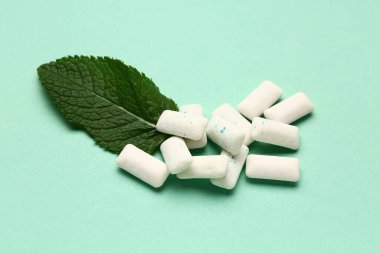 Turkuaz arka planda naneli taze sakız.