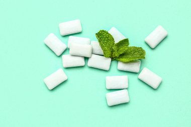 Turkuaz arka planda naneli taze sakız.