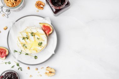 Gri arkaplanda bir tabak lezzetli peynirli peynirli kraker.