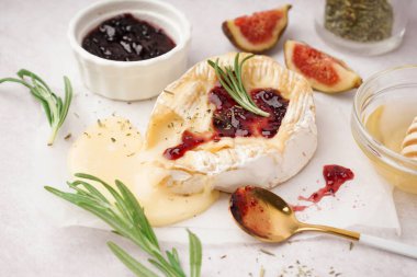 Hafif arkaplanda fırında peynirli Camembert peyniri