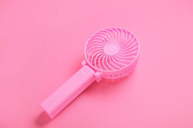 Pembe arka planda modern manuel fan, yakın plan