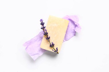 Beyaz arkaplanda izole edilmiş lavanta sabunu