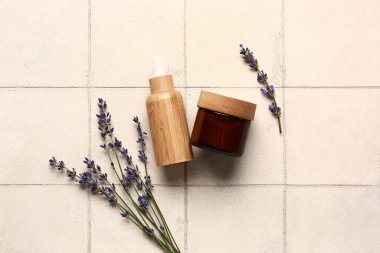 Hafif fayanslı kozmetik ürünleri ve lavanta çiçekleri