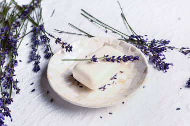 Hafif arka planda sabun ve lavanta çiçekli tabak