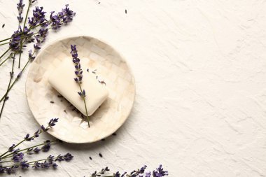 Hafif arka planda sabun ve lavanta çiçekli tabak