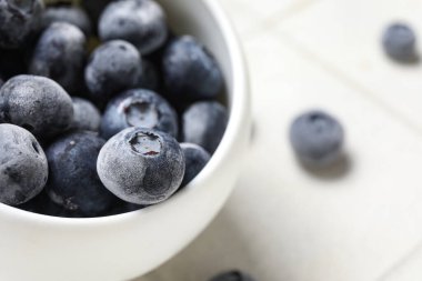 Beyaz fayanslı bir kase donmuş yabanmersini.