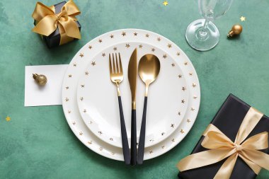 Yeşil arka planda Noel kutlaması için güzel bir masa.