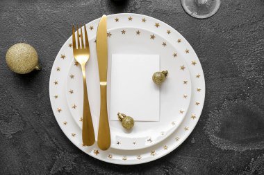 Siyah arka planda Noel kutlaması için güzel bir masa.