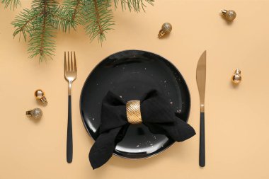 Sarı arka planda Noel kutlaması için güzel bir masa.