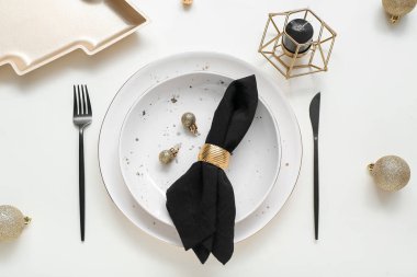 Işık arka planında Noel kutlaması için güzel bir masa.