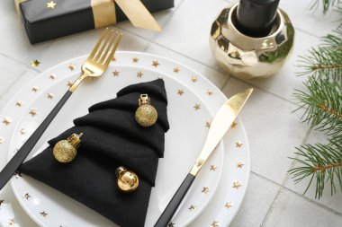 Beyaz fayanslı Noel kutlaması için güzel bir masa.