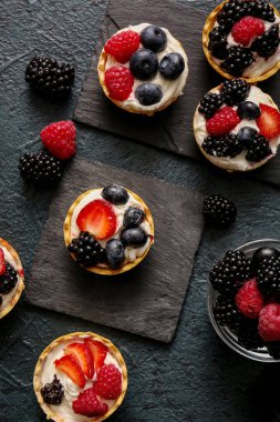 Krem şantili ve böğürtlenli lezzetli tartlar.