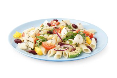 Bir tabak lezzetli makarna salatası, domatesli ve beyaz arka planda fasulye.