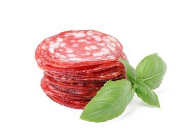 Beyaz arka planda lezzetli salam dilimleri