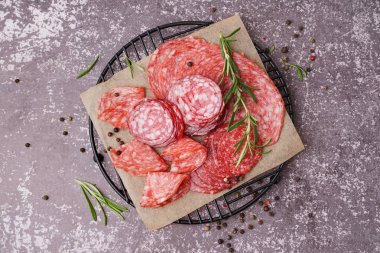 Gri arka planda lezzetli salam dilimleri ile şebeke