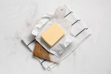 Beyaz arkaplanda taze tereyağı olan tahta