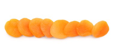 Beyaz arka planda lezzetli kuru kayısı