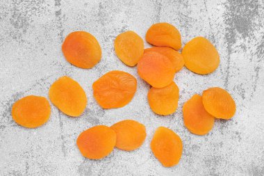 Gri arka planda lezzetli kuru kayısı