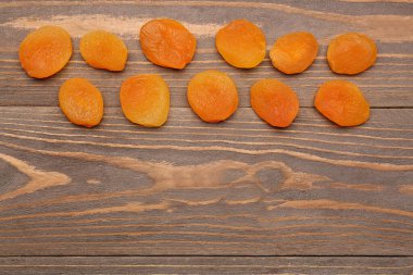 Ahşap arka planda lezzetli kuru kayısı