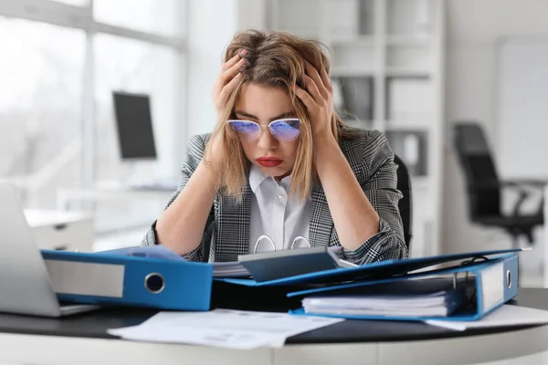 Стресс Женщина Бухгалтер Работающая Столом Офисе — стоковое фото