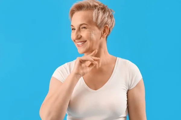 Reife Frau Mit Markantem Gesicht Für Füllstoffspritze Auf Blauem Hintergrund — Stockfoto