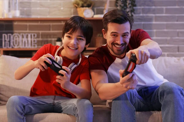 Ragazzino Con Suo Padre Che Gioca Videogiochi Casa Sera — Foto Stock
