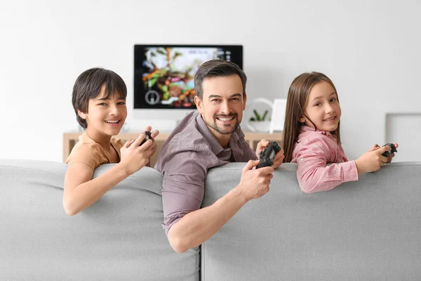 Vater Mit Seinen Kleinen Kindern Beim Videospiel Hause — Stockfoto