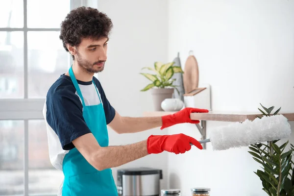 Genç Adam Mutfakta Toz Bezi Ile Rafı Temizliyor — Stok fotoğraf