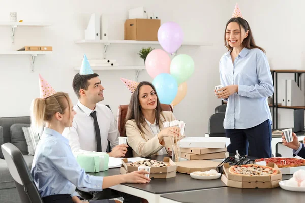 Mujer Joven Haciendo Tostadas Fiesta Cumpleaños Oficina —  Fotos de Stock